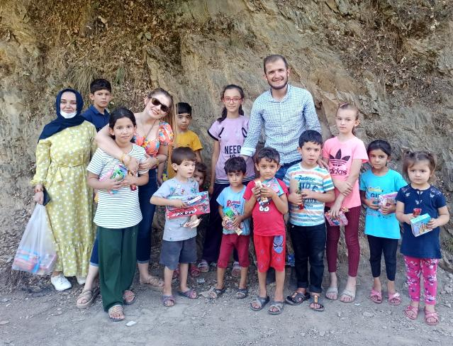 Gönüllülerden köy çocuklarına oyuncak sürprizi